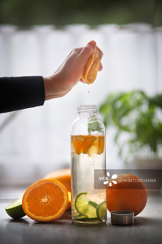 波兰，Inwad，用手挤出环保玻璃瓶中的有机橙汁图片素材