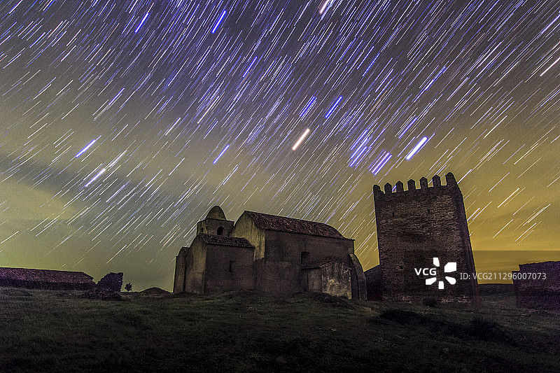 努达尔城堡上空的星星轨迹，定时曝光图像图片素材