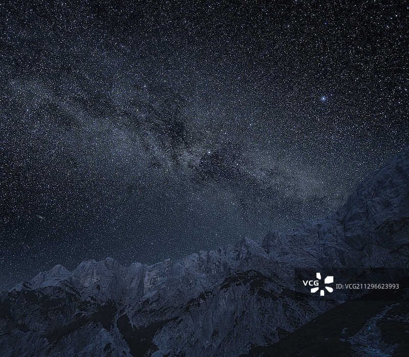 阿尔卑斯山上方的夜空，Hall Bei Admont，奥地利图片素材