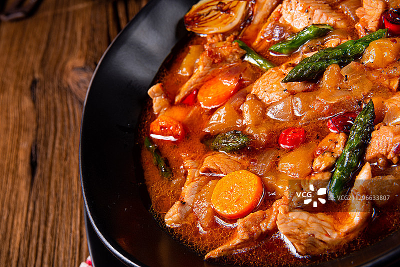火鸡炖肉配芦笋和辣椒图片素材