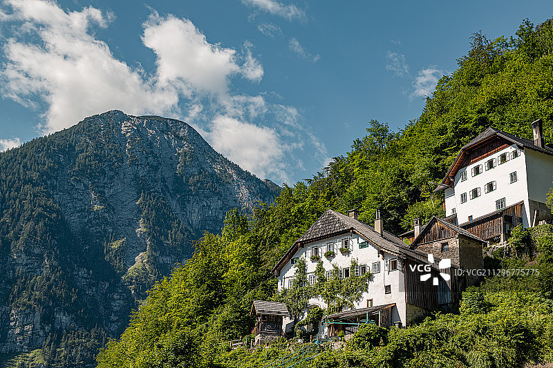 上奥地利哈尔斯塔特村的房屋和山脉图片素材