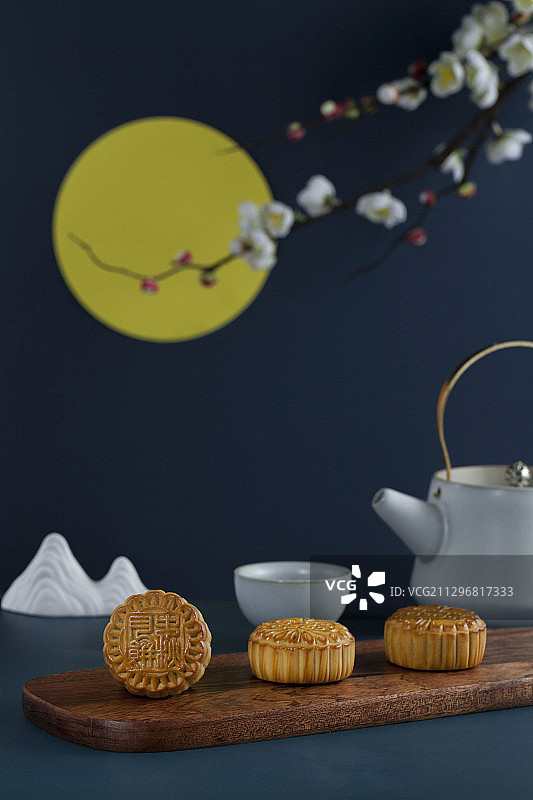 圆月下的中秋节月饼图片素材