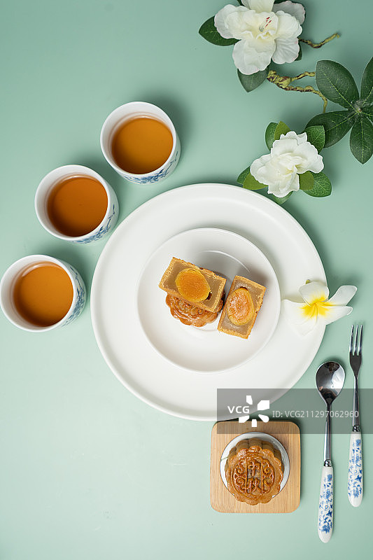 青色桌面上摆放的中秋月饼及青花茶具图片素材