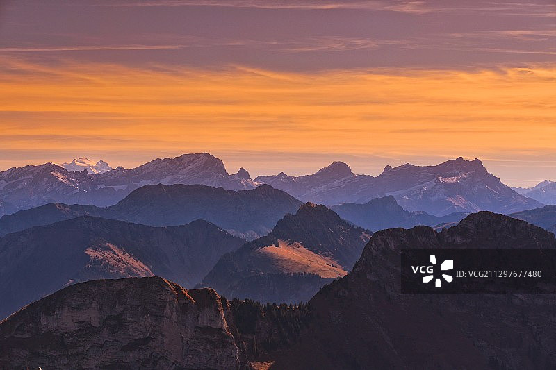 日落时分，瑞士格鲁耶尔斯的山景图片素材