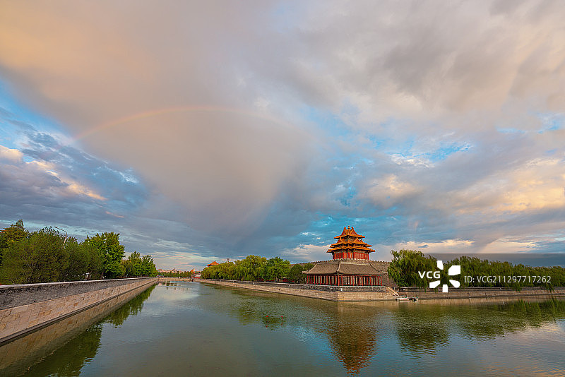 傍晚彩虹下北京故宫紫禁城护城河畔角楼图片素材