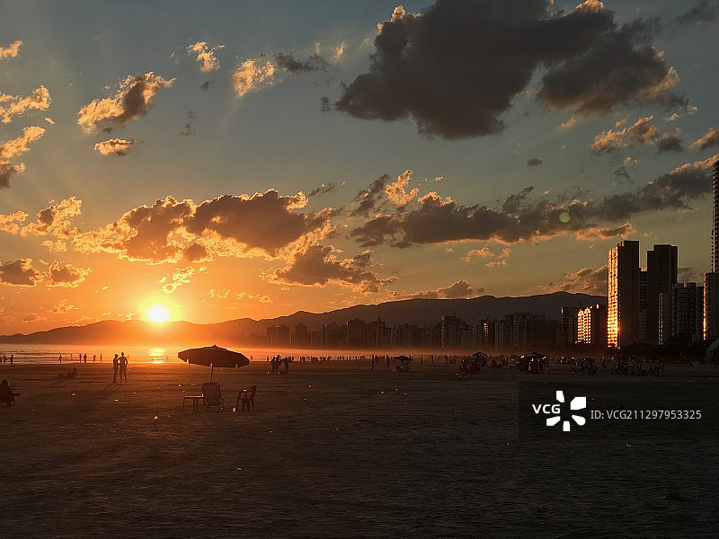 日落时，沙乌地阿拉伯shokhaib海滩的风景图片素材