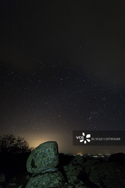 西班牙Cabezabellosa夜空下的岩石风景图片素材