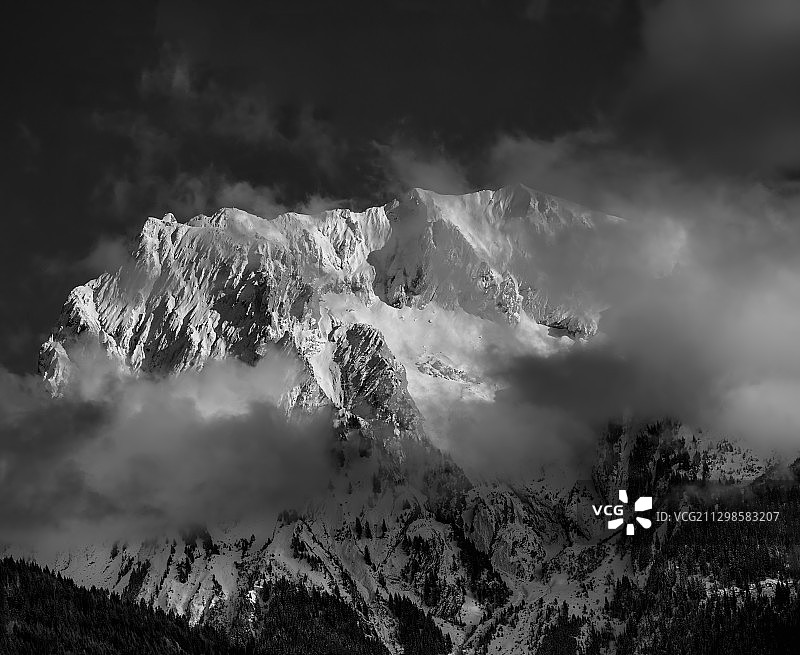 低角度的雪山对天空，La Clusaz，法国图片素材