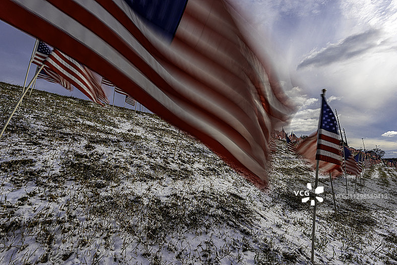 低角度的美国国旗对天空，梅里亚姆，美国图片素材