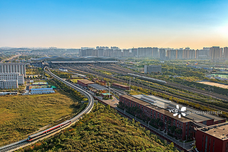 高铁列车和磁浮列车驶出长沙南站图片素材