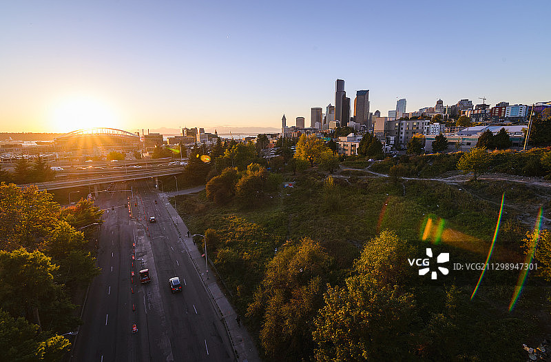 美国西雅图，城市街道和建筑物对天空的高角度视图图片素材