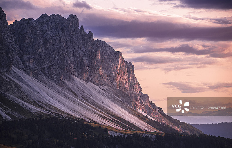 风景风景的山对天空日落，圣马蒂诺在巴迪亚，意大利图片素材