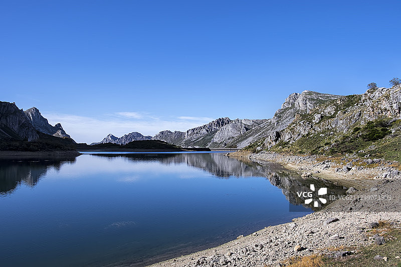 湖的风景与清澈的蓝天图片素材