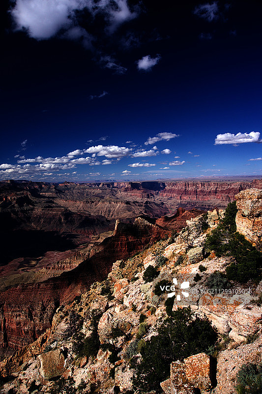 风景鸟瞰图对多云的天空，大峡谷，美国图片素材