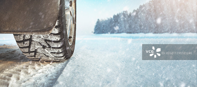冰冻的汽车在雪地上的特写图片素材