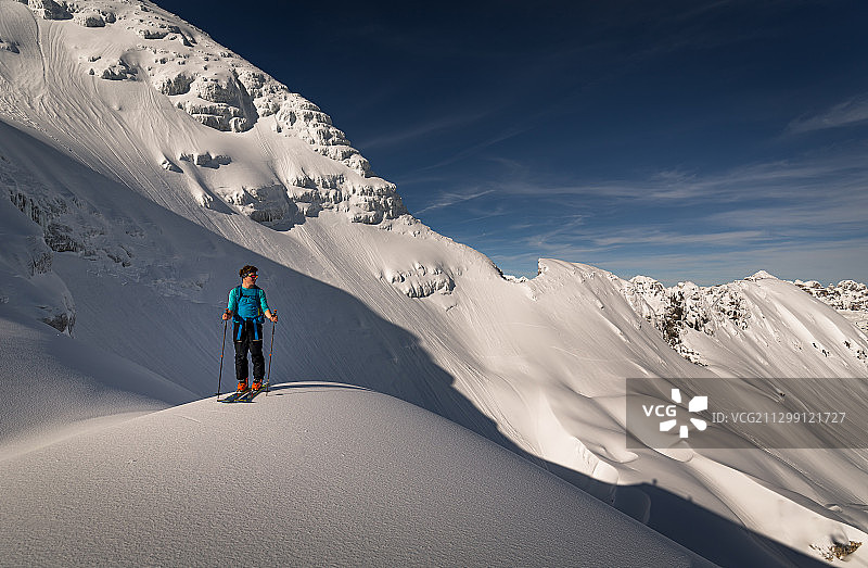 滑雪者在山顶，Bovec，斯洛文尼亚图片素材