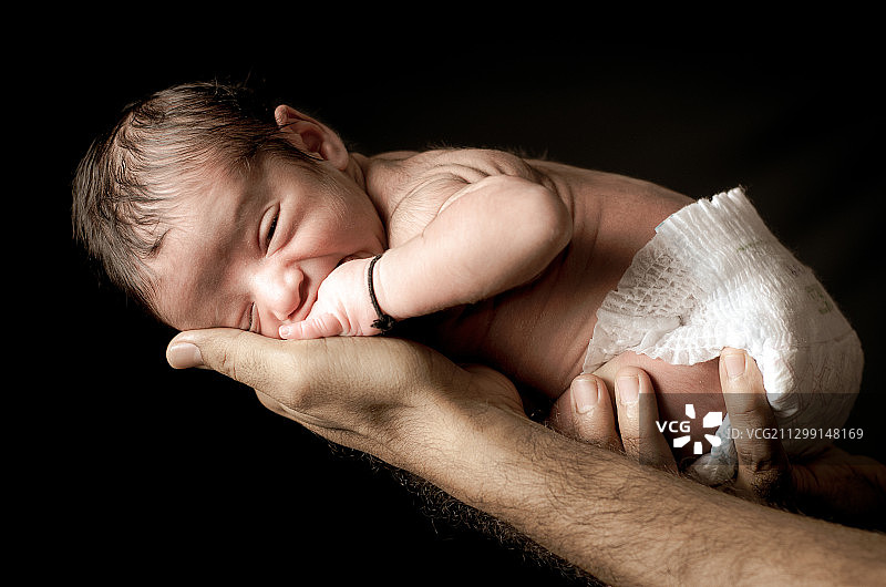 父亲抱着新生婴儿，孟买，印度图片素材