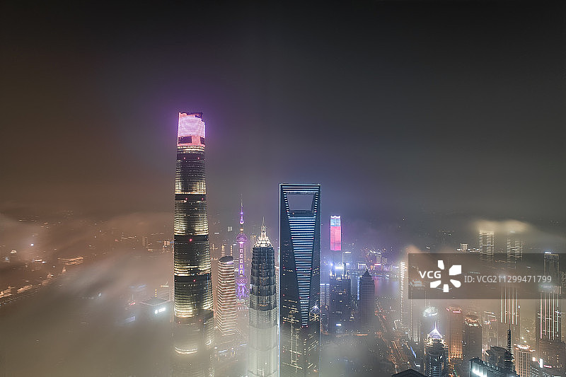 平流雾下的上海陆家嘴地区的夜景图片素材