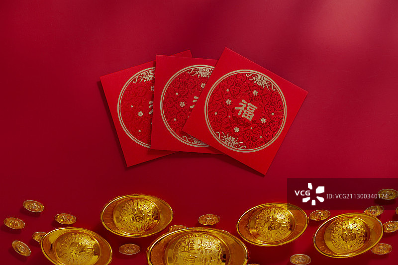 一排堆积的金元宝和红包图片素材
