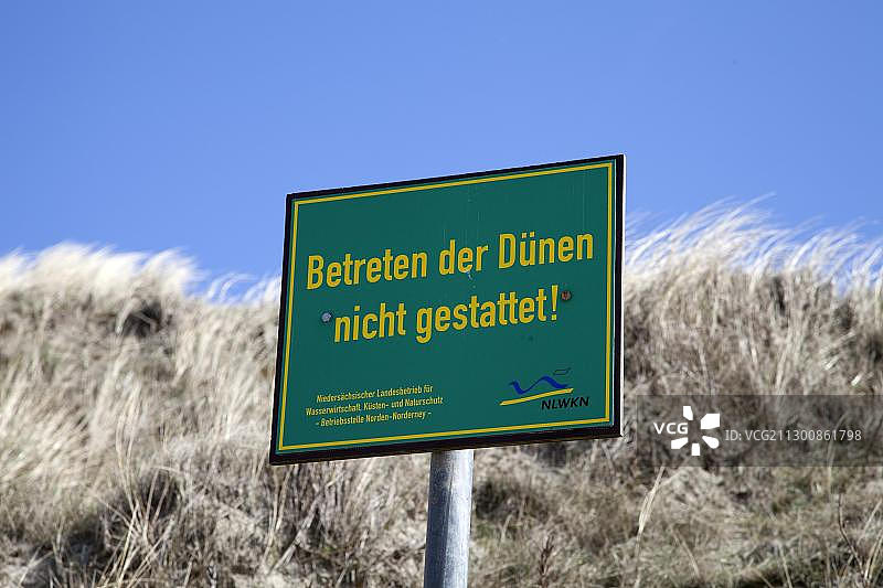 德国下萨克森州东弗里西亚斯皮克罗格岛下萨克森州瓦登海国家公园的禁令标志“Betreten der Duenen nicht gestattet”，德文意思是“远离沙丘”图片素材