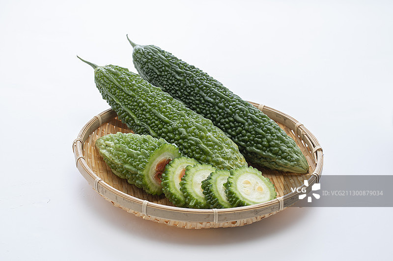 竹篮里放着健康养生的绿色蔬菜苦瓜图片素材
