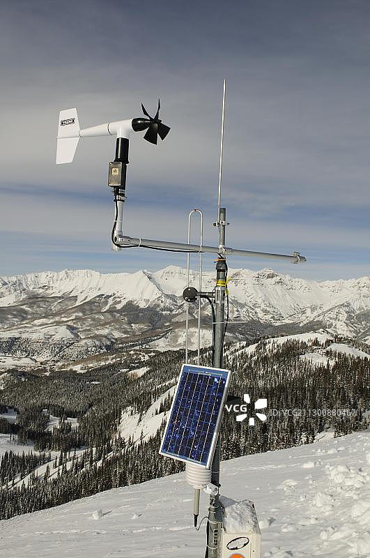 风速表和太阳能电池在滑雪跑道上，滑雪地区的特柳赖德，科罗拉多州，美国，北美图片素材