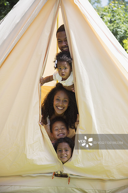 肖像好玩的家庭窥视从帐篷里图片素材