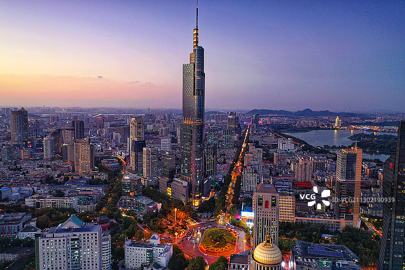 傍晚时分的南京紫峰大厦与鼓楼广场图片素材