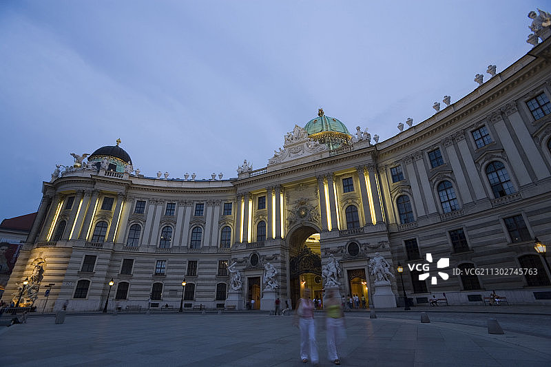 从Michaelertrakt广场到Michaelertrakt的傍晚景色，Alte Hofburg，奥地利维也纳图片素材