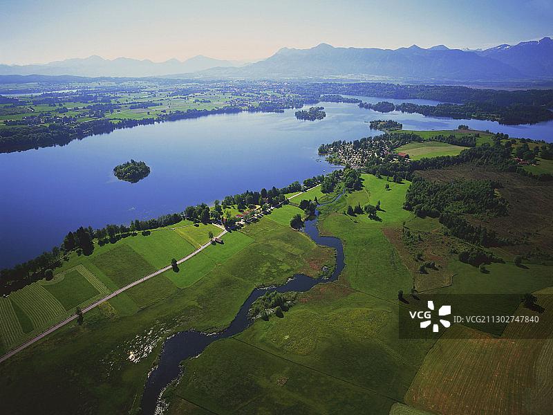 鸟瞰图的Staffelsee和德国阿尔卑斯山，上巴伐利亚，德国图片素材