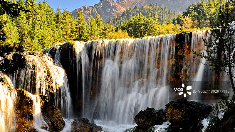 秋天彩林中的瀑布，世界自然遗产，九寨沟风景区，著名景点珍珠滩图片素材