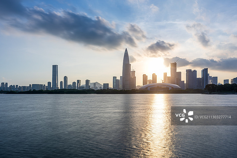 深圳湾后海金融区城市天际线的黄昏图片素材
