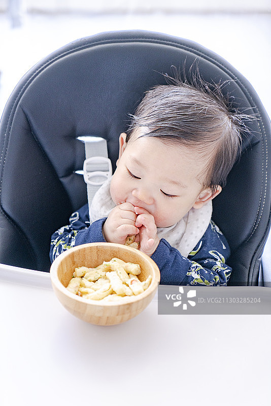 婴儿与鸡蛋土豆蔬菜面图片素材