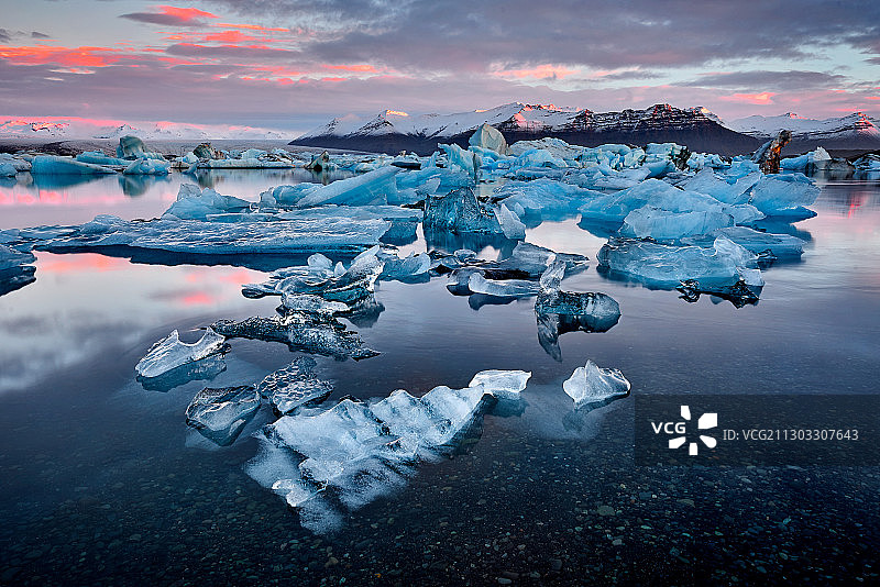 冰岛，日落时冰冻的湖面图片素材