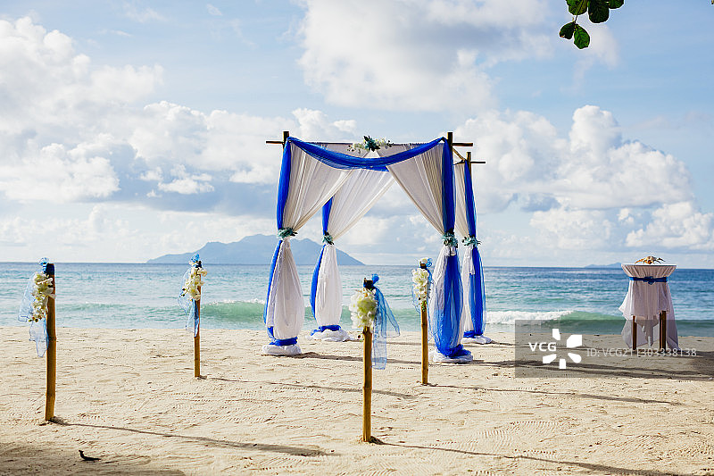 塞舌尔，天空映衬的海滩风景图片素材