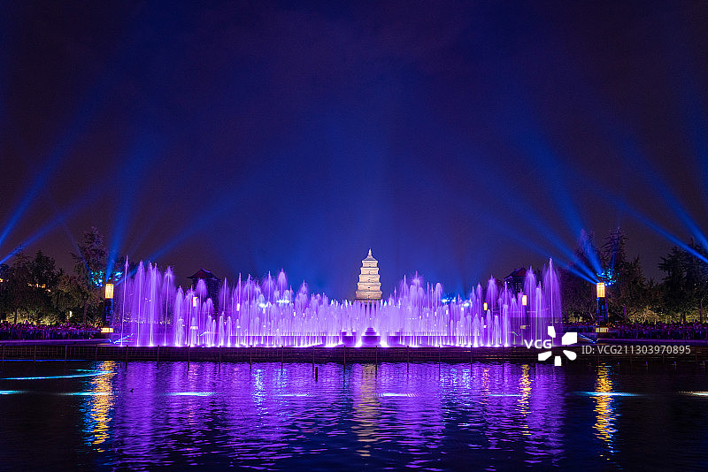 西安大雁塔广场音乐喷泉灯光秀图片素材