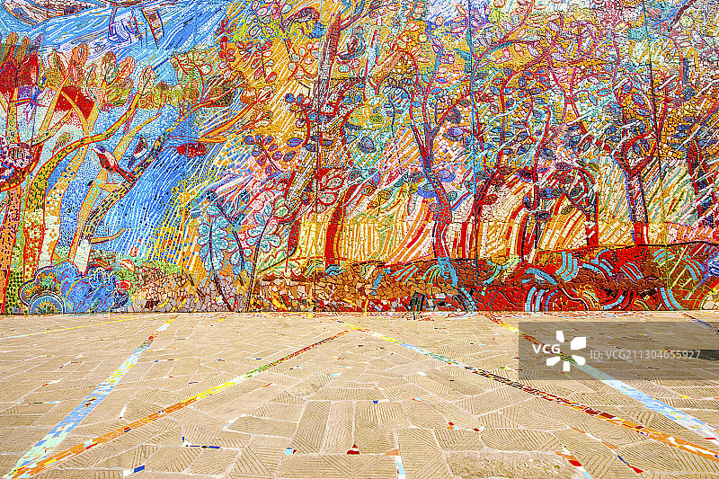 重庆沙坪坝区大学城四川美院罗冠中艺术馆涂鸦墙群楼间的人行道图片素材