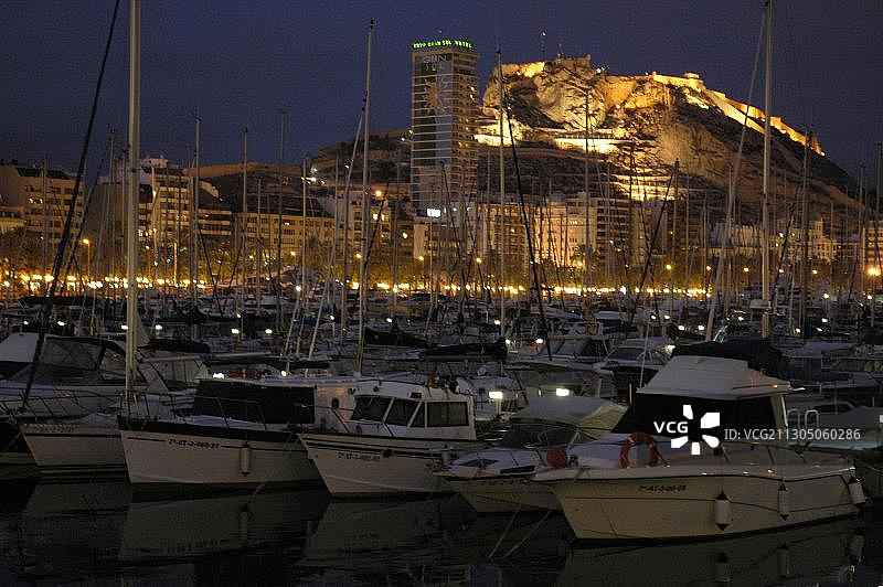 在港口的船只与城堡圣巴巴拉因为晚上，阿利坎特，科斯塔布兰卡，西班牙，欧洲图片素材