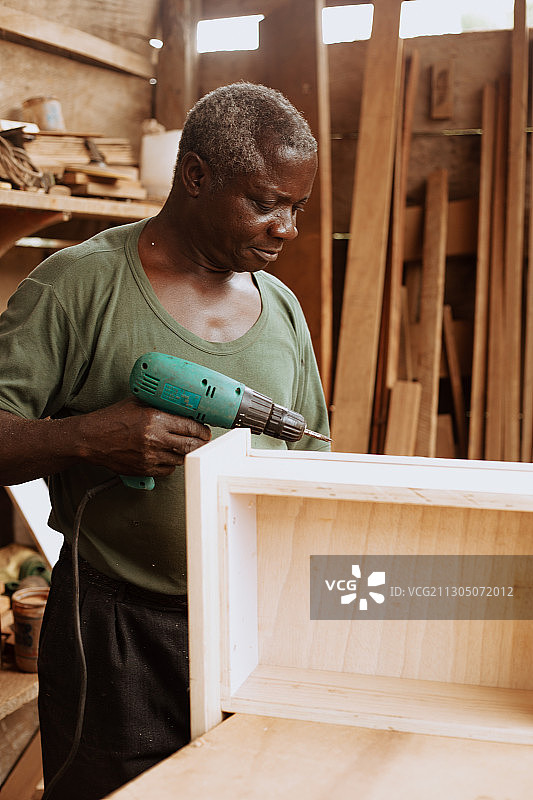 高级木匠在商店工作，特马，加纳图片素材