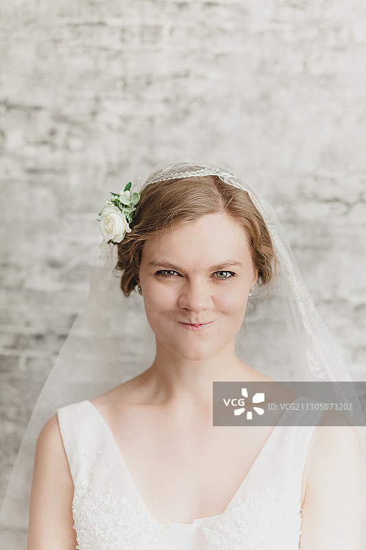俄罗斯，白种人女子戴新娘面纱图片素材