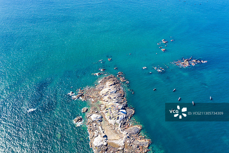 航拍视角下的汕头南澳岛海岛灯塔海岸线图片素材