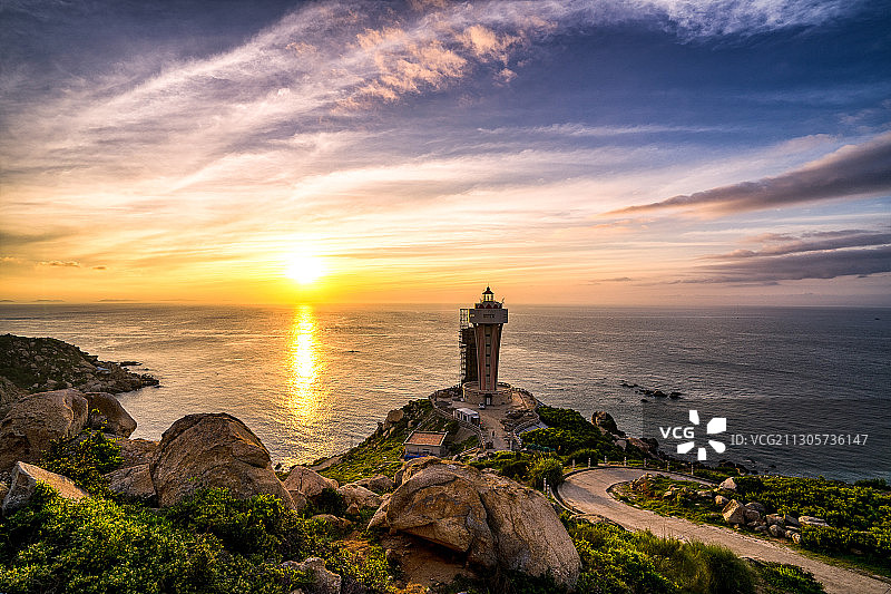 汕头南澳岛的灯塔与海岸线日出晨曦图片素材
