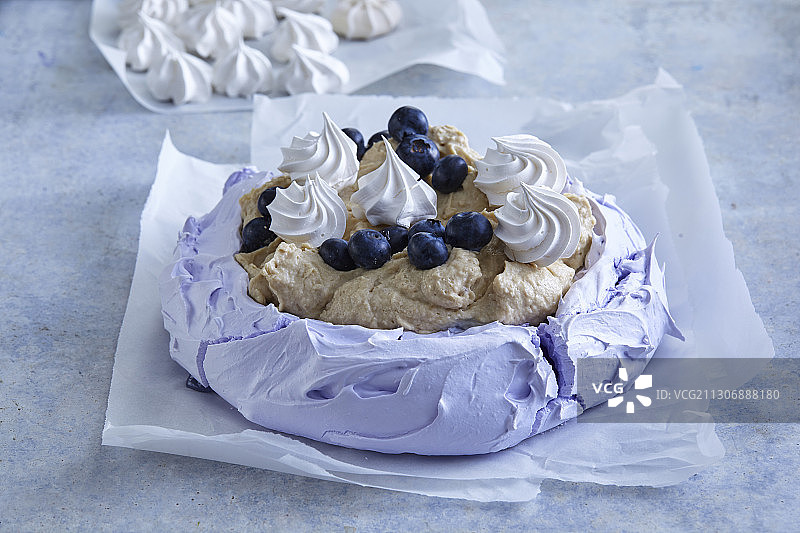 蓝莓pavlova配香蕉冰淇淋图片素材