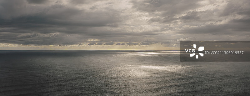 风暴云清理广阔的海洋，斑驳的阳光在水面上，俄勒冈州北部海岸图片素材