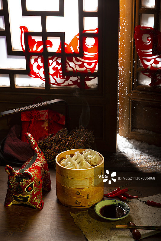 春节中华美食蒸饺和布老虎静物图片素材