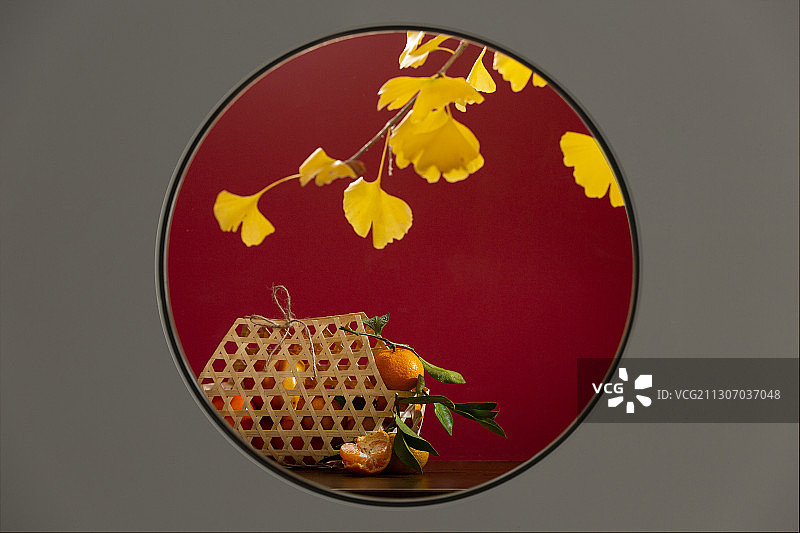 创意圆形透景秋天银杏和桔子静物图片素材