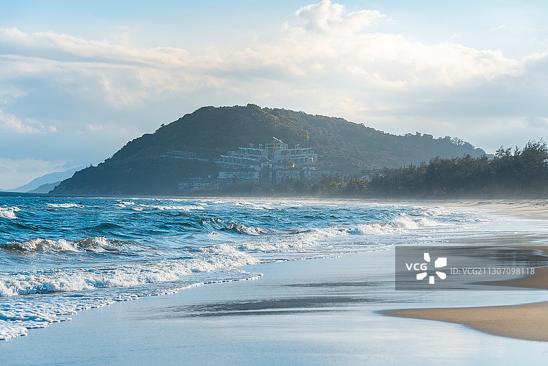 蓝色的海浪沙滩和海边别墅图片素材