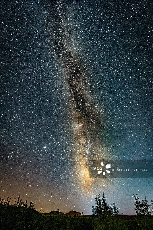 低角度的星场对天空在晚上，勒塔克斯，萨拉戈萨，西班牙图片素材