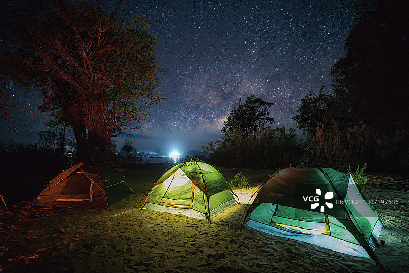 柬埔寨史登省，朋友们晚上在帐篷里露营图片素材