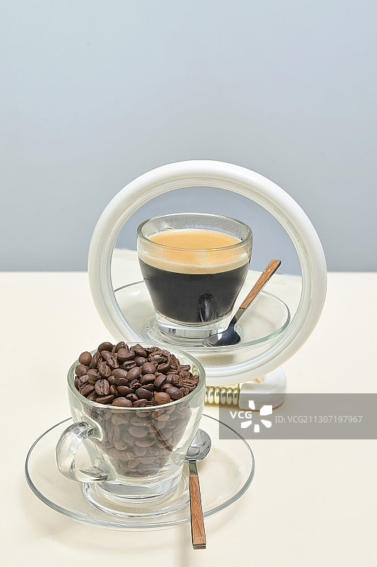 咖啡杯的特写，桌上有豆子图片素材